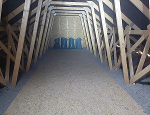 Zateplení stropu zděné novostavby pomocí foukané celulózové izolace